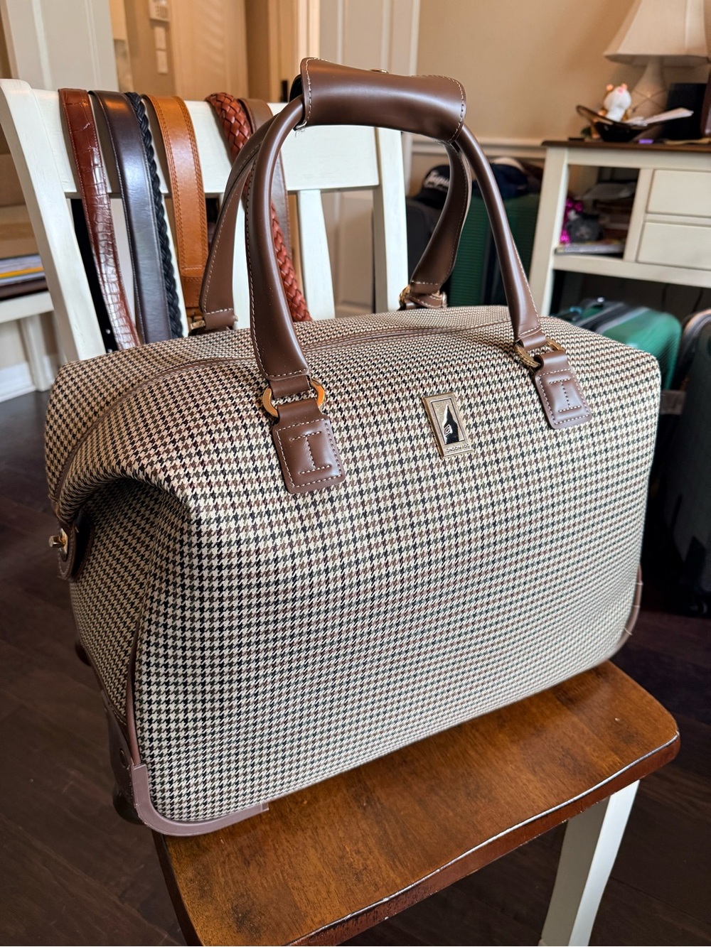 London Fog Cambridge Houndstooth Carry on Duffel 20" L x 12" W x 12.5" H EUC